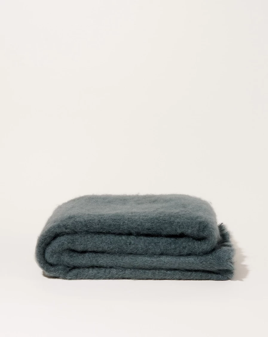 Mantas Ezcaray Mohair Lisos Throw - Luxurious Basalt Wool Blanket for Cozy Comfort