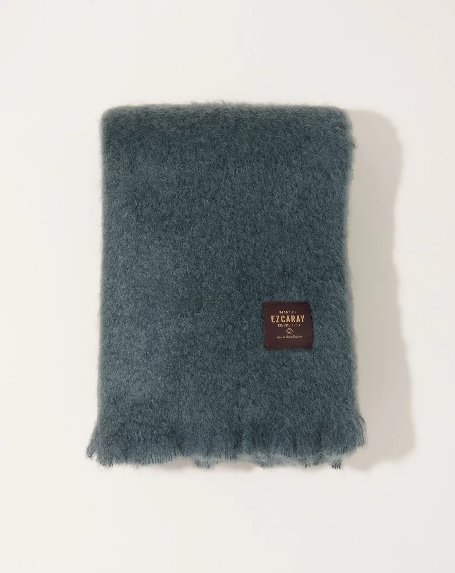Mantas Ezcaray Mohair Lisos Throw - Luxurious Basalt Wool Blanket for Cozy Comfort
