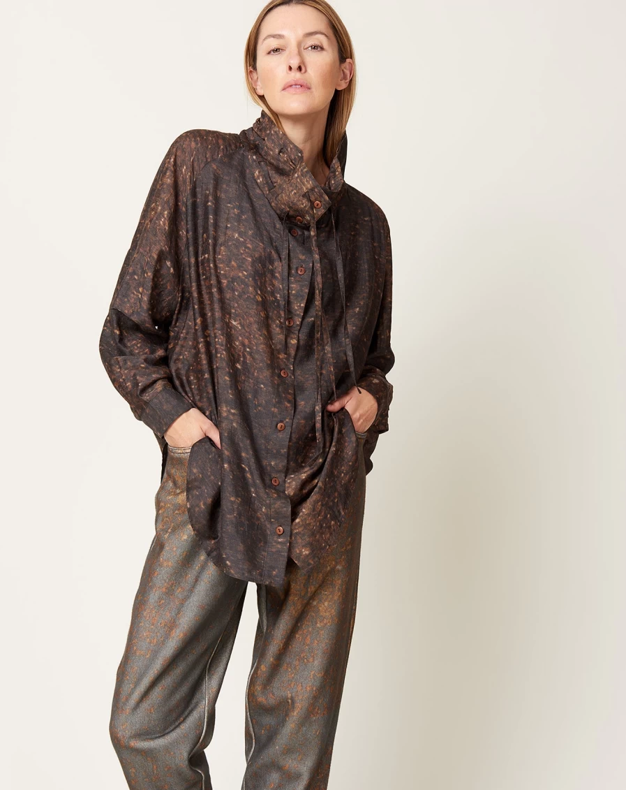 "Anntian Brown Leaf Print Wavy Neck Long Shirt – Boho Chic Floor-Length Blouse"