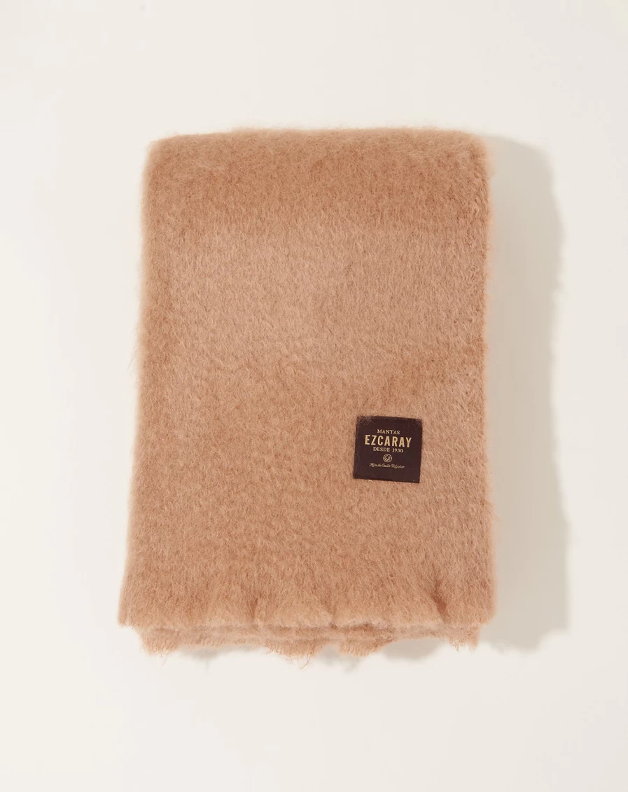 Mantas Ezcaray Beige Mohair Throw - Luxurious Soft Lisos Design for Cozy Home Decor